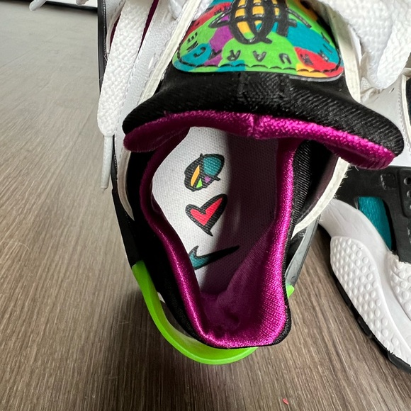 New Nike Air Huarache “Peace Love Swoosh” size 9 - Picture 7 of 10